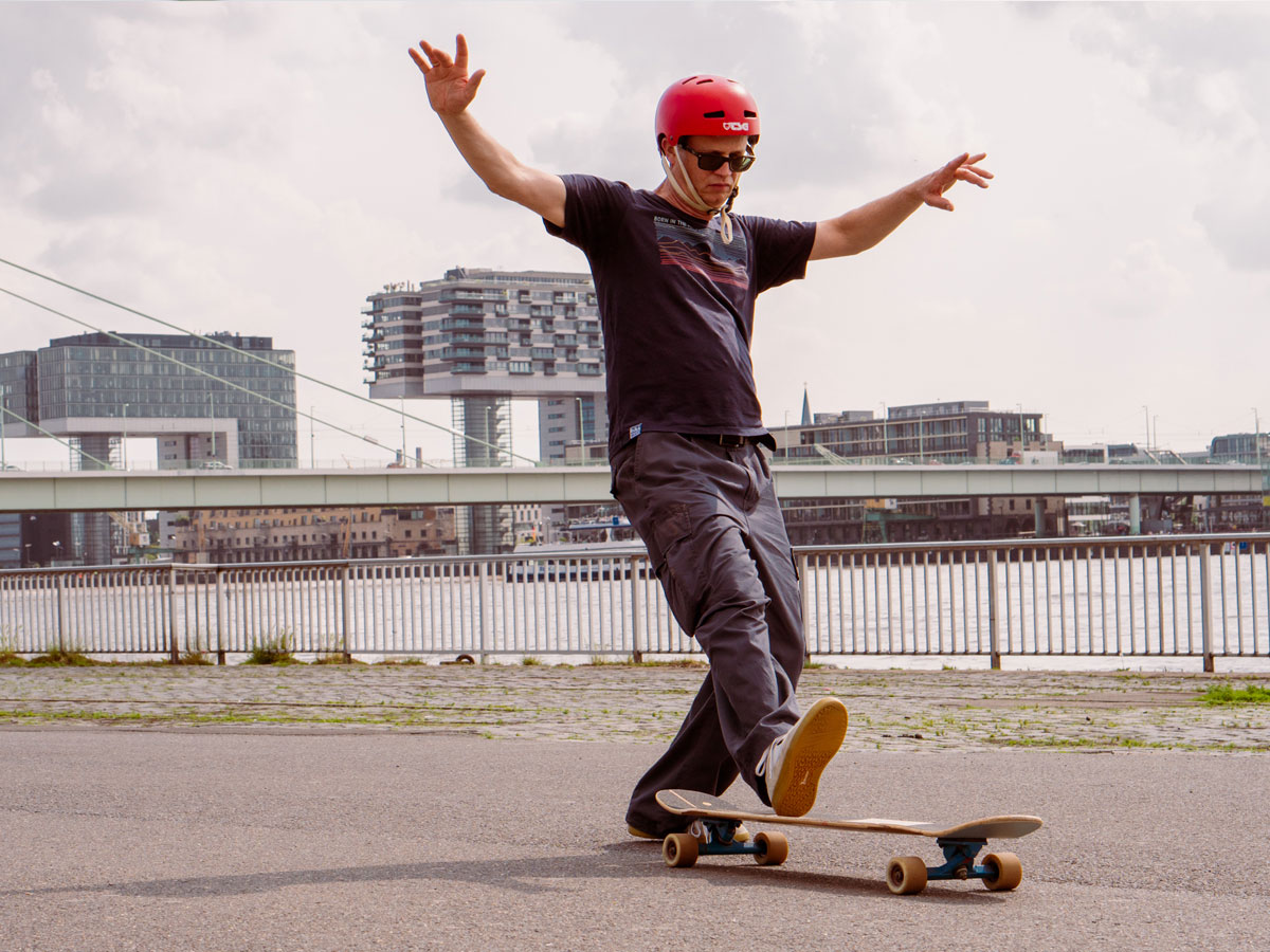 DSCF4011 Ein Mann macht einen sogenannten "Lookback" auf dem Longboard
