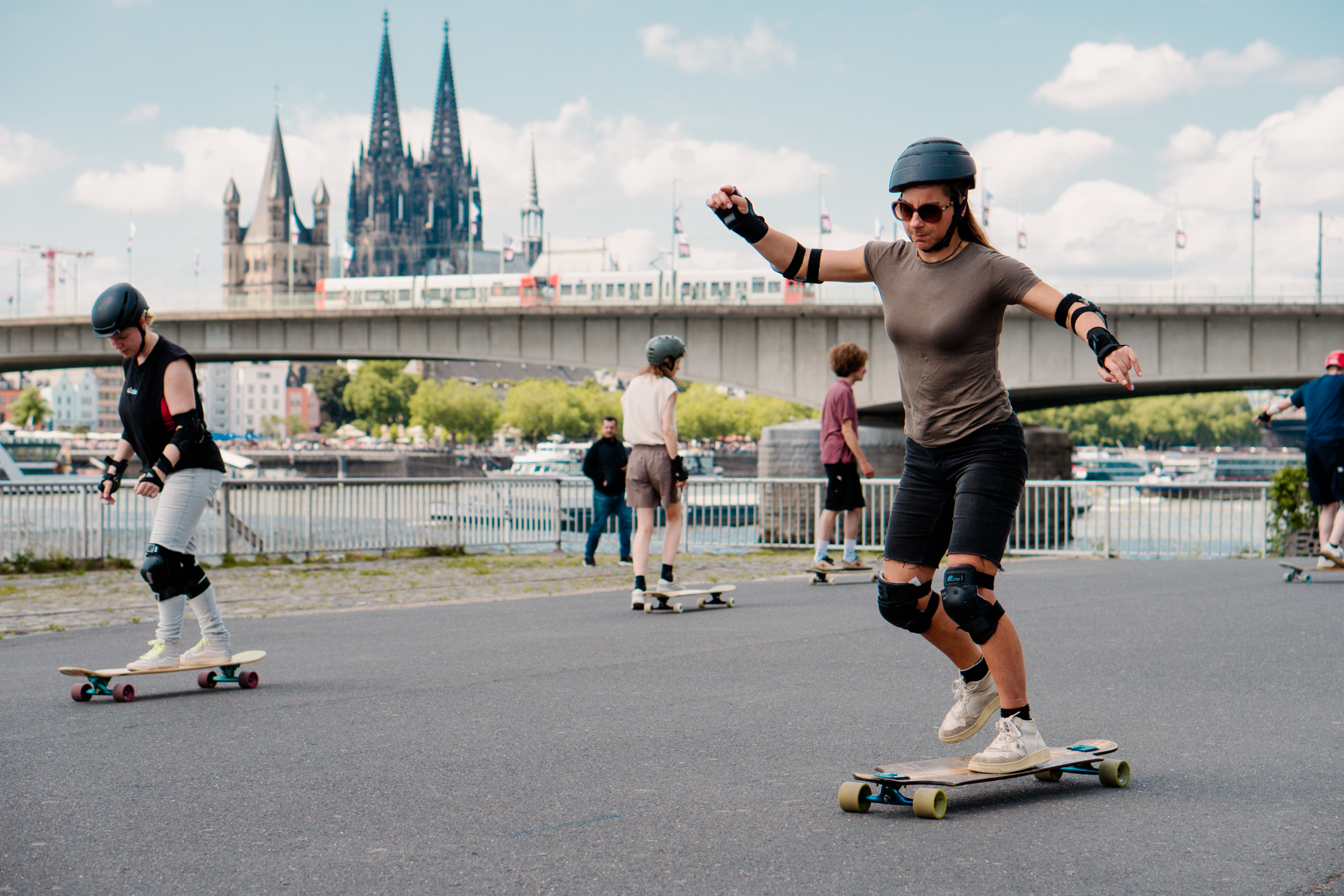 _DSC4924 Eine Teilnehmerin beim Longboard Dancing Kurs in Köln mit Deborah Keser
