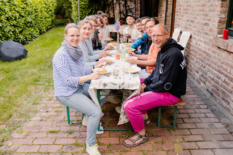 All-inclusive-week Teilnehmende des All Inclusive Longboardcamp sitzen am Tisch und essen