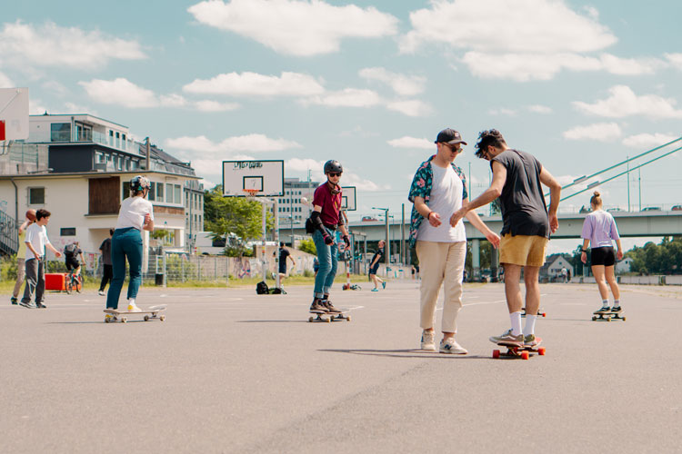 Lessons-5 Ein Trainer und ein Schüler beim Longboardcamp in Köln