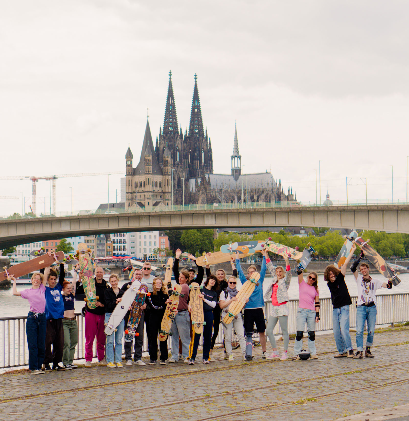 Titel Longboardcamp Teilnehmende vor dem Kölner Dom
