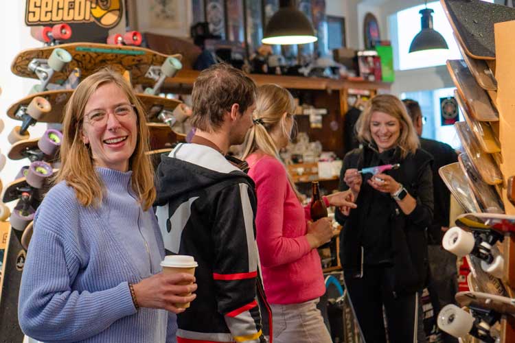 drei Frauen laufen mit ihrem Longboard durch Köln während des Longboardcamp