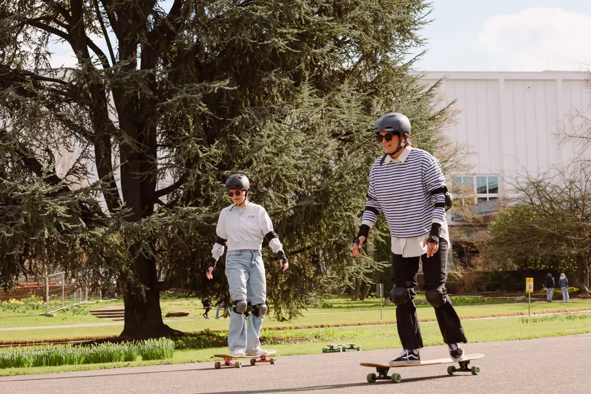 Teilnehmende beim Longboard Dancing Kurs in Köln