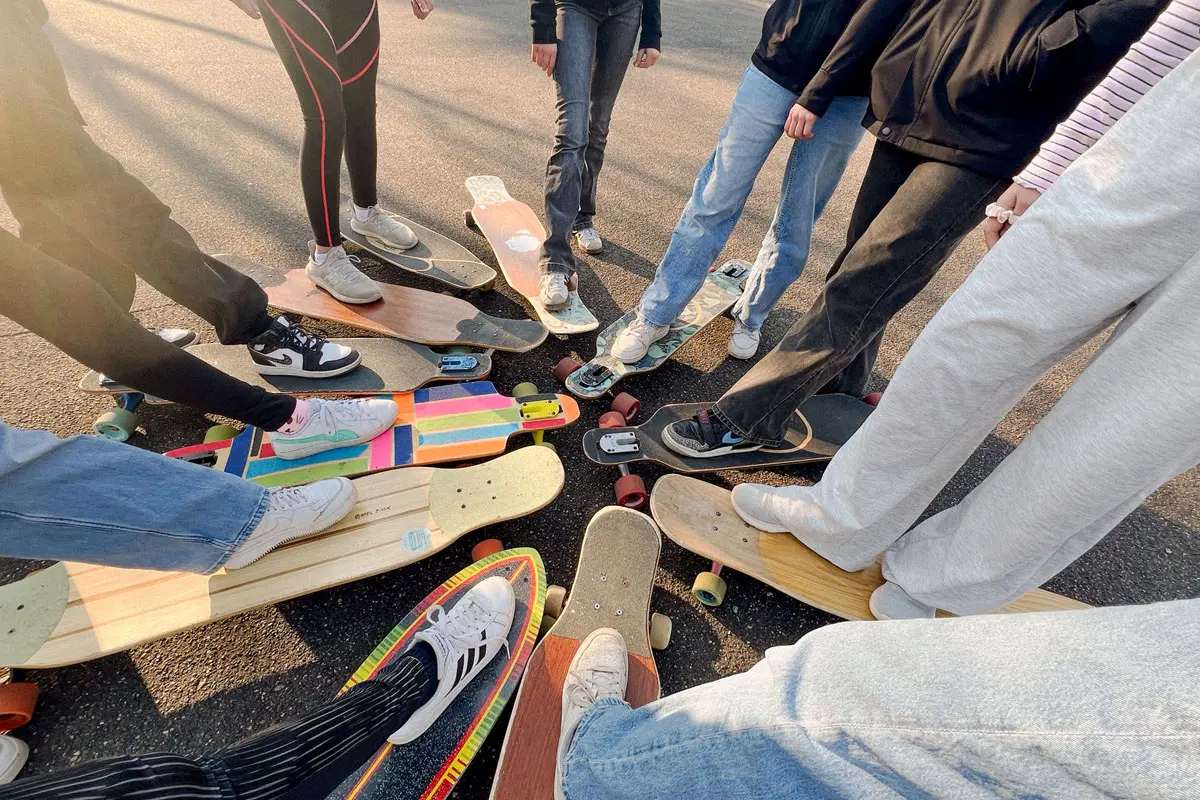 Teilnehmende beim Longboard Dancing Kurs in Köln