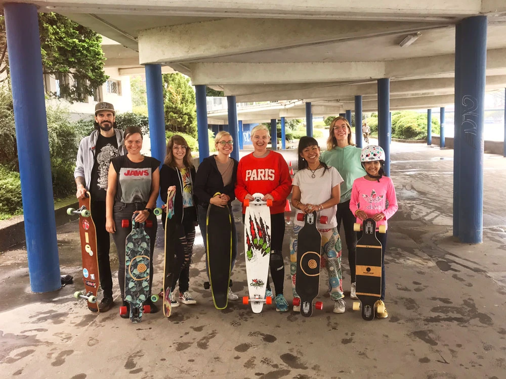 Die Teilnehmenden des Longboard Kurs Köln unter dem Tanzbrunnen.